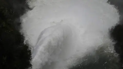 Desembalse de la presa del pantano de Bárcena, debido a la gran cantidad de lluvia acumulada por el temporal de lluvias. Fotos: César Sánchez