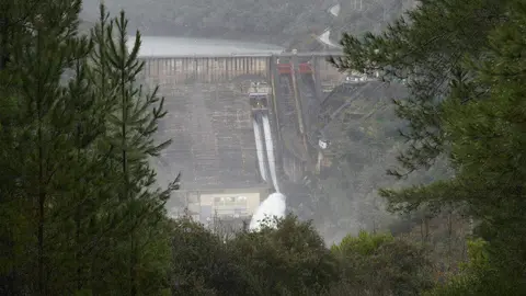 Desembalse de la presa del pantano de Bárcena, debido a la gran cantidad de lluvia acumulada por el temporal de lluvias. Fotos: César Sánchez
