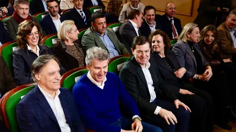 El presidente del Partido Popular, Alberto Núñez Feijóo, interviene en la presentación de candidaturas para las próximas elecciones a las Cortes de Castilla y León del 15 de marzo junto al presidente del PP de Castilla y León y candidato a la reelección a la Presidencia de la Junta, Alfonso Fernández Mañueco; el presidente del PP de Salamanca y alcalde de la capital, Carlos García Carbayo; y las cabezas de lista por Burgos y Soria, Marta Arroyo y Rocío Lucas. Fotos: David Arranz