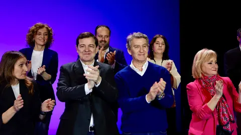 El presidente del Partido Popular, Alberto Núñez Feijóo, interviene en la presentación de candidaturas para las próximas elecciones a las Cortes de Castilla y León del 15 de marzo junto al presidente del PP de Castilla y León y candidato a la reelección a la Presidencia de la Junta, Alfonso Fernández Mañueco; el presidente del PP de Salamanca y alcalde de la capital, Carlos García Carbayo; y las cabezas de lista por Burgos y Soria, Marta Arroyo y Rocío Lucas. Fotos: David Arranz