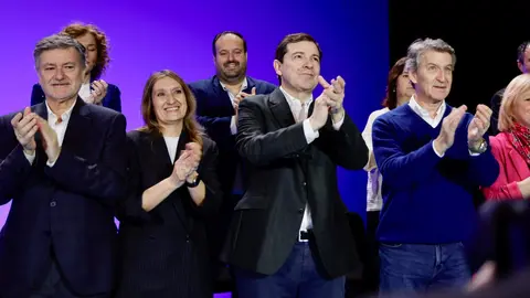 El presidente del Partido Popular, Alberto Núñez Feijóo, interviene en la presentación de candidaturas para las próximas elecciones a las Cortes de Castilla y León del 15 de marzo junto al presidente del PP de Castilla y León y candidato a la reelección a la Presidencia de la Junta, Alfonso Fernández Mañueco; el presidente del PP de Salamanca y alcalde de la capital, Carlos García Carbayo; y las cabezas de lista por Burgos y Soria, Marta Arroyo y Rocío Lucas. Fotos: David Arranz