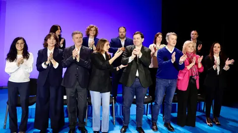 El presidente del Partido Popular, Alberto Núñez Feijóo, interviene en la presentación de candidaturas para las próximas elecciones a las Cortes de Castilla y León del 15 de marzo junto al presidente del PP de Castilla y León y candidato a la reelección a la Presidencia de la Junta, Alfonso Fernández Mañueco; el presidente del PP de Salamanca y alcalde de la capital, Carlos García Carbayo; y las cabezas de lista por Burgos y Soria, Marta Arroyo y Rocío Lucas. Fotos: David Arranz