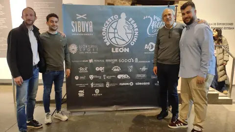 El BF León ha dado a conocer oficialmente su Campamento de Verano 2026 en un acto que contó con la presencia del concejal de Deportes, Vicente Canuria, así como representantes del club, patrocinadores y colaboradores. Fotos: M.A. García