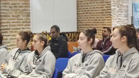 El BF León ha dado a conocer oficialmente su Campamento de Verano 2026 en un acto que contó con la presencia del concejal de Deportes, Vicente Canuria, así como representantes del club, patrocinadores y colaboradores. Fotos: M.A. García