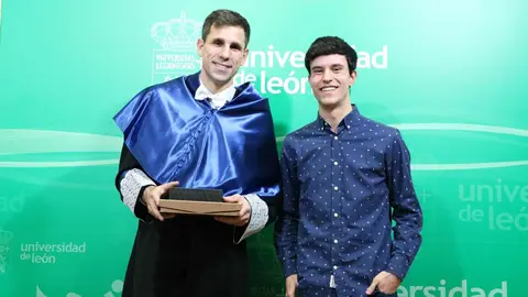 La Asociación de Biotecnólogos de León (ABLe) ha distinguido al doctor César de la Fuente como Socio de Honor, en un acto en el que se le hizo entrega de una placa conmemorativa. La decisión fue aprobada en la reunión de la Junta Directiva celebrada el 8 de enero de 2026.