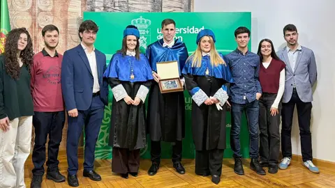 La Asociación de Biotecnólogos de León (ABLe) ha distinguido al doctor César de la Fuente como Socio de Honor, en un acto en el que se le hizo entrega de una placa conmemorativa. La decisión fue aprobada en la reunión de la Junta Directiva celebrada el 8 de enero de 2026.