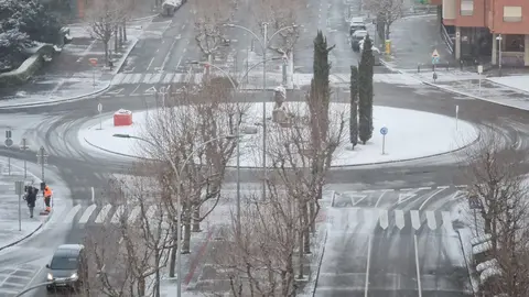 La nieve ha llegado de madrugada a León, donde continúa cayendo de forma leve a lo largo de este viernes. El episodio invernal ha transformado de nuevo el paisaje urbano, cubriendo calles, parques y tejados con un manto blanco que ya se deja notar tanto en la movilidad como en el ambiente, acompañado además de rachas de viento que incrementan la sensación térmica de frío.