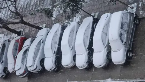 La nieve ha llegado de madrugada a León, donde continúa cayendo de forma leve a lo largo de este viernes. El episodio invernal ha transformado de nuevo el paisaje urbano, cubriendo calles, parques y tejados con un manto blanco que ya se deja notar tanto en la movilidad como en el ambiente, acompañado además de rachas de viento que incrementan la sensación térmica de frío.