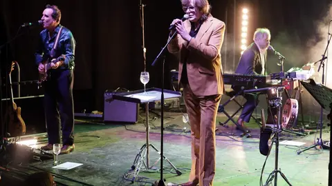 Nacho Vegas, durante su concierto en Espacio Vías de León este viernes. Foto: Juan Luis García Díez.