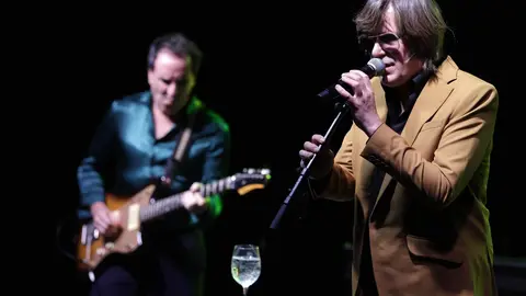 Nacho Vegas, durante su concierto en Espacio Vías de León este viernes. Foto: Juan Luis García Díez.