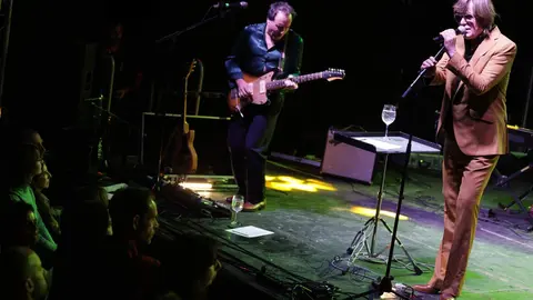 Nacho Vegas, durante su concierto en Espacio Vías de León este viernes. Foto: Juan Luis García Díez.