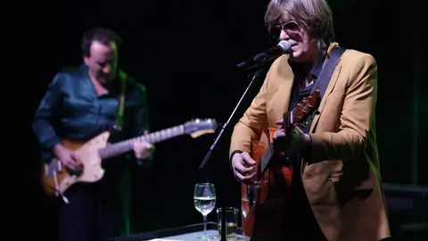 Nacho Vegas, durante su concierto en Espacio Vías de León este viernes. Foto: Juan Luis García Díez.