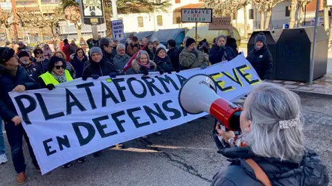 Corte de tráfico reivindicativo sobre el tren de Feve. Foto: Peio García.