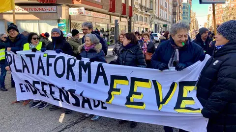 Corte de tráfico reivindicativo sobre el tren de Feve. Foto: Peio García.
