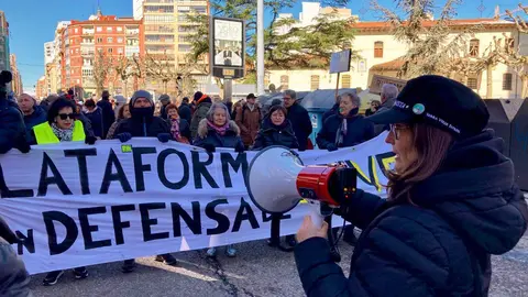 Corte de tráfico reivindicativo sobre el tren de Feve. Foto: Peio García.