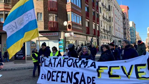 Corte de tráfico reivindicativo sobre el tren de Feve. Foto: Peio García.
