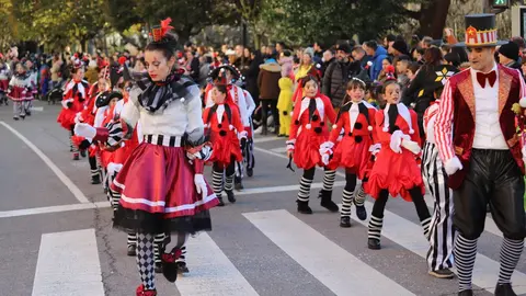 La fantasía del carnaval disfraza a León de fiesta y recorre el centro de la ciudad en un desfile lleno de humor, música y guiños a Gaudí. Fotos: Isaac Llamazares.