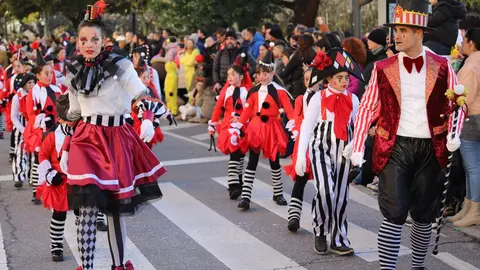 La fantasía del carnaval disfraza a León de fiesta y recorre el centro de la ciudad en un desfile lleno de humor, música y guiños a Gaudí. Fotos: Isaac Llamazares.