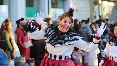 La fantasía del carnaval disfraza a León de fiesta y recorre el centro de la ciudad en un desfile lleno de humor, música y guiños a Gaudí. Fotos: Isaac Llamazares.