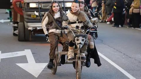 La fantasía del carnaval disfraza a León de fiesta y recorre el centro de la ciudad en un desfile lleno de humor, música y guiños a Gaudí. Fotos: Isaac Llamazares.