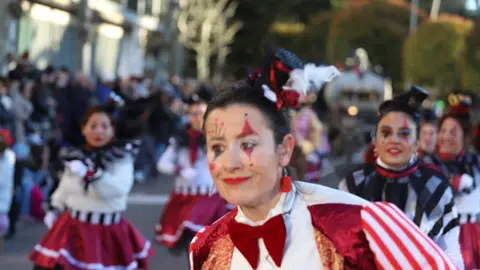 La fantasía del carnaval disfraza a León de fiesta y recorre el centro de la ciudad en un desfile lleno de humor, música y guiños a Gaudí. Fotos: Isaac Llamazares.