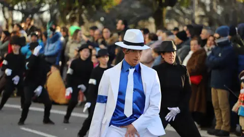 La fantasía del carnaval disfraza a León de fiesta y recorre el centro de la ciudad en un desfile lleno de humor, música y guiños a Gaudí. Fotos: Isaac Llamazares.
