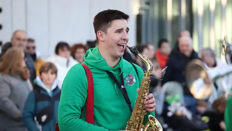 La fantasía del carnaval disfraza a León de fiesta y recorre el centro de la ciudad en un desfile lleno de humor, música y guiños a Gaudí. Fotos: Isaac Llamazares.