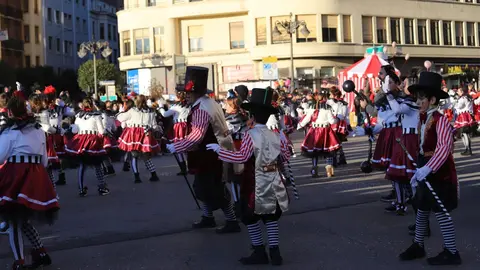 La fantasía del carnaval disfraza a León de fiesta y recorre el centro de la ciudad en un desfile lleno de humor, música y guiños a Gaudí. Fotos: Isaac Llamazares.