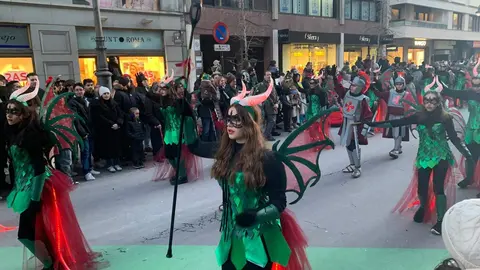 La fantasía del carnaval disfraza a León de fiesta y recorre el centro de la ciudad en un desfile lleno de humor, música y guiños a Gaudí.