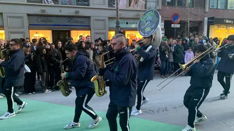 La fantasía del carnaval disfraza a León de fiesta y recorre el centro de la ciudad en un desfile lleno de humor, música y guiños a Gaudí.