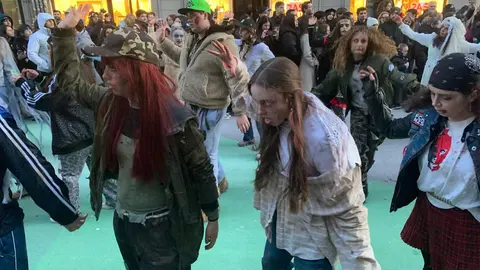 La fantasía del carnaval disfraza a León de fiesta y recorre el centro de la ciudad en un desfile lleno de humor, música y guiños a Gaudí.