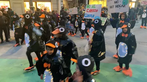 La fantasía del carnaval disfraza a León de fiesta y recorre el centro de la ciudad en un desfile lleno de humor, música y guiños a Gaudí.