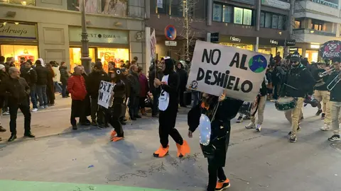 La fantasía del carnaval disfraza a León de fiesta y recorre el centro de la ciudad en un desfile lleno de humor, música y guiños a Gaudí.