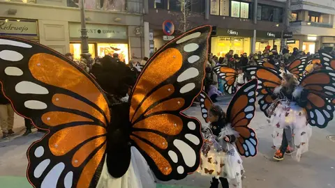 La fantasía del carnaval disfraza a León de fiesta y recorre el centro de la ciudad en un desfile lleno de humor, música y guiños a Gaudí.