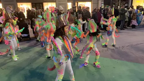 La fantasía del carnaval disfraza a León de fiesta y recorre el centro de la ciudad en un desfile lleno de humor, música y guiños a Gaudí.