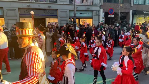 La fantasía del carnaval disfraza a León de fiesta y recorre el centro de la ciudad en un desfile lleno de humor, música y guiños a Gaudí.