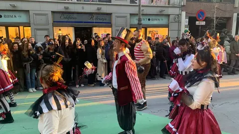 La fantasía del carnaval disfraza a León de fiesta y recorre el centro de la ciudad en un desfile lleno de humor, música y guiños a Gaudí.