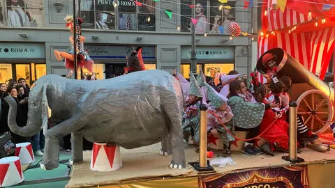 La fantasía del carnaval disfraza a León de fiesta y recorre el centro de la ciudad en un desfile lleno de humor, música y guiños a Gaudí.