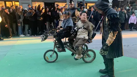 La fantasía del carnaval disfraza a León de fiesta y recorre el centro de la ciudad en un desfile lleno de humor, música y guiños a Gaudí.