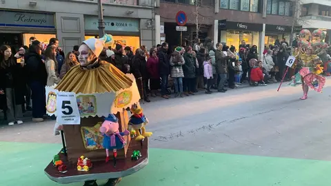 La fantasía del carnaval disfraza a León de fiesta y recorre el centro de la ciudad en un desfile lleno de humor, música y guiños a Gaudí.