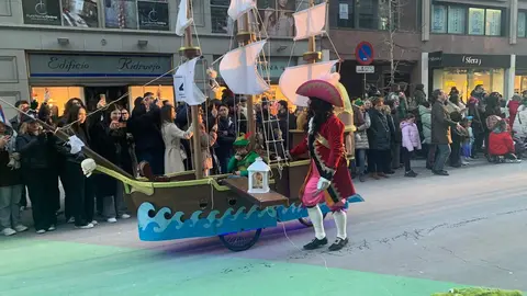 La fantasía del carnaval disfraza a León de fiesta y recorre el centro de la ciudad en un desfile lleno de humor, música y guiños a Gaudí.