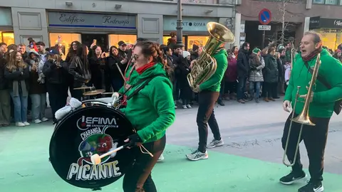 La fantasía del carnaval disfraza a León de fiesta y recorre el centro de la ciudad en un desfile lleno de humor, música y guiños a Gaudí.