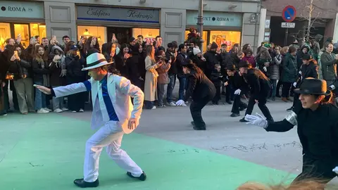La fantasía del carnaval disfraza a León de fiesta y recorre el centro de la ciudad en un desfile lleno de humor, música y guiños a Gaudí.