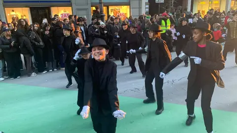 La fantasía del carnaval disfraza a León de fiesta y recorre el centro de la ciudad en un desfile lleno de humor, música y guiños a Gaudí.