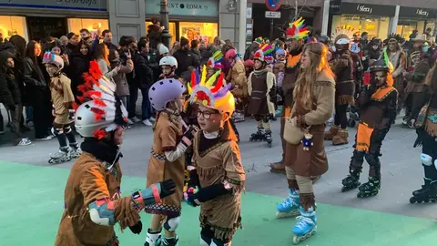 La fantasía del carnaval disfraza a León de fiesta y recorre el centro de la ciudad en un desfile lleno de humor, música y guiños a Gaudí.