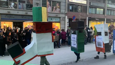 La fantasía del carnaval disfraza a León de fiesta y recorre el centro de la ciudad en un desfile lleno de humor, música y guiños a Gaudí.