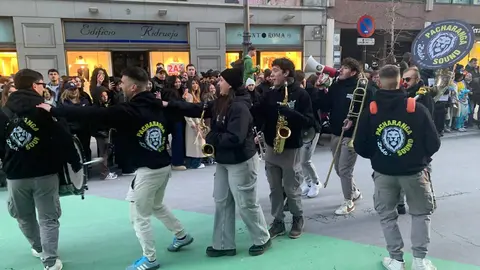 La fantasía del carnaval disfraza a León de fiesta y recorre el centro de la ciudad en un desfile lleno de humor, música y guiños a Gaudí.