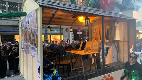 La fantasía del carnaval disfraza a León de fiesta y recorre el centro de la ciudad en un desfile lleno de humor, música y guiños a Gaudí.