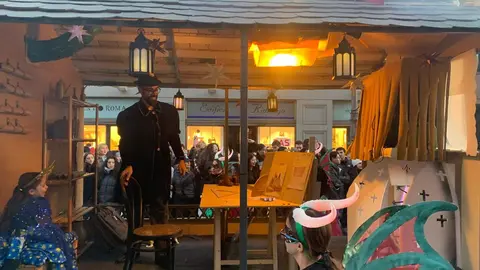 La fantasía del carnaval disfraza a León de fiesta y recorre el centro de la ciudad en un desfile lleno de humor, música y guiños a Gaudí.