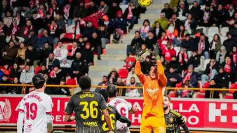 Duelo de altura en el Reino de León con dos equipos en busca de tres puntos clave en la lucha por la permanencia.